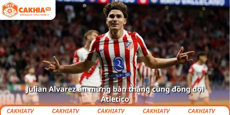 Julian Alvarez ăn mừng bàn thắng cùng đồng đội Atletico